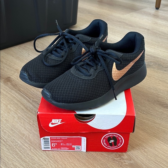 Nike Black Sneakers - Picture 1 of 5
